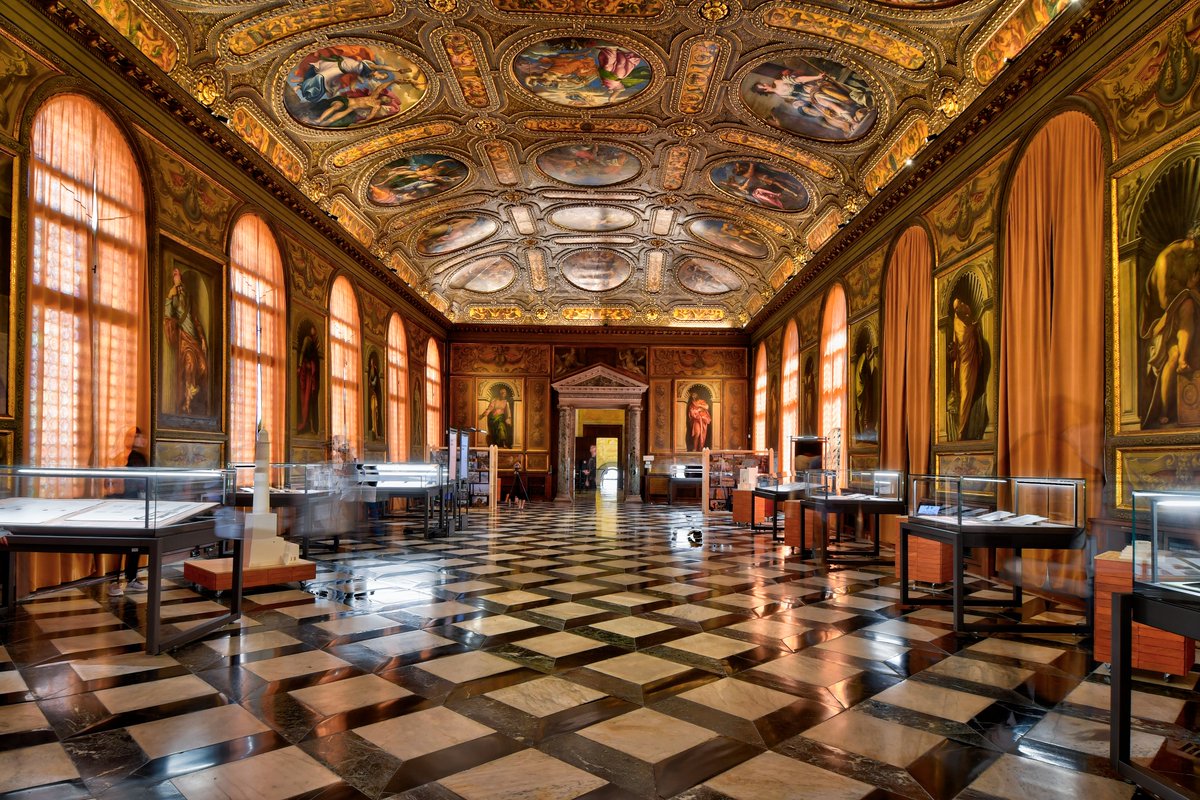 AAzoulay's tweet image. Accueillie par la sublime Bibliothèque nationale Marciana, notre exposition sur la vieille ville de #Mossoul retrace l’histoire du plus grand programme de reconstruction jamais mené directement par l’@UNESCO_fr.