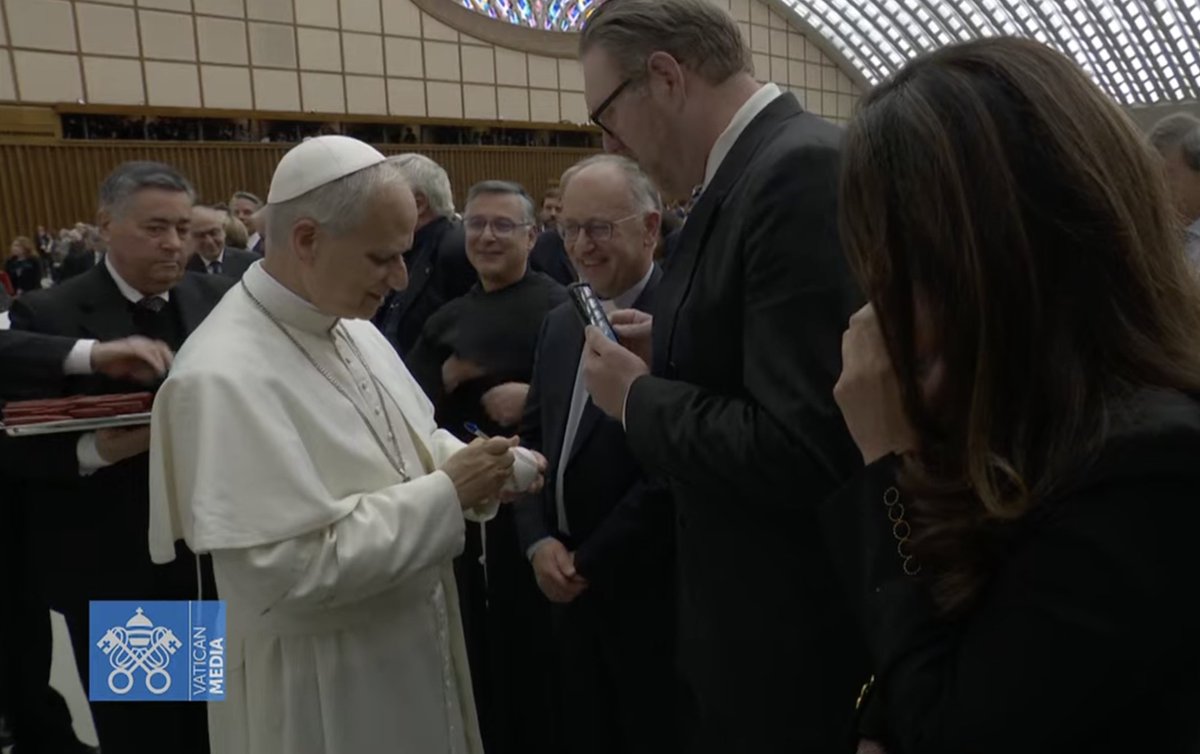 chicoharlan's tweet image. Perhaps fitting for an American pope, Leo XIV just autographed a baseball.