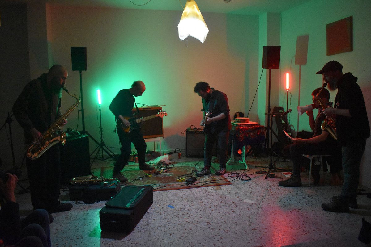 O Võ Chí Cong Ensemble debutou o pasado venres (no Gabinete de Santiago de Compostela, organizaba <a href="/ColapsoColecti1/">Colapso Colectivo</a>) para acompañar a inspiradora canción insurrecta -en frisón- de Zea &amp; Xavier Charles. Foi un fermoso serán!