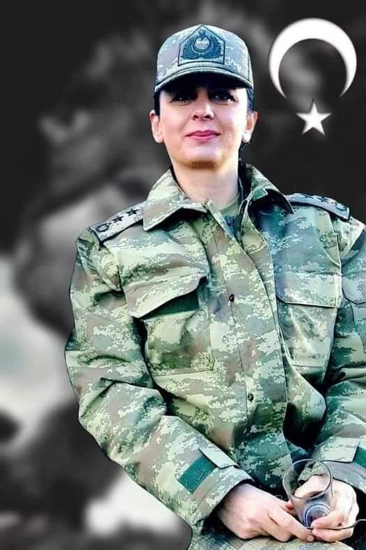 UĞURLAR OLSUN

Fetöcü çeteler tarafından ordudan ihraç edildi. Binbaşı rütbesindeyken Balyoz davasından yargılandı. Hiç ürkmeden, yılmadan, korkmadan hukuk savaşını sürdürdü ve alçakça düzenlenen kumpası bozdu. Bu hukuk savaşının ardından çok sevdiği mesleğine tekrar döndü. Bu