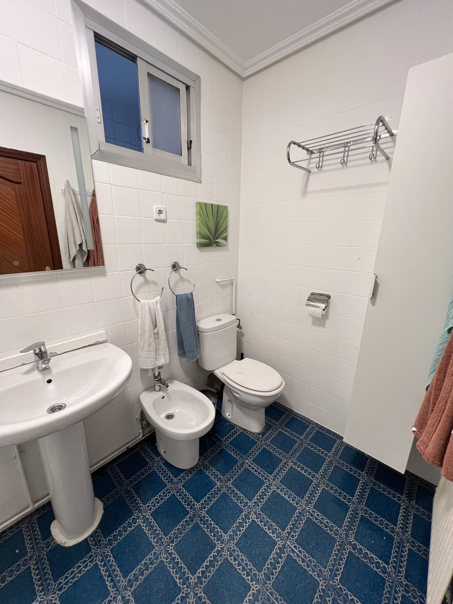 saraeche14's tweet photo. Buscamos compañera de piso en Madrid, para entrar en septiembre 2025 hasta Junio 2026. Situado en el Barrio del Pilar, a 5 minutos del centro comercial La Vaguada.
- Bajo con ventanas a un parque
- 475 euros al mes, sin gastos 
Si estás interesado, escríbeme para más información. https://t.co/MdrLX5Ocs4