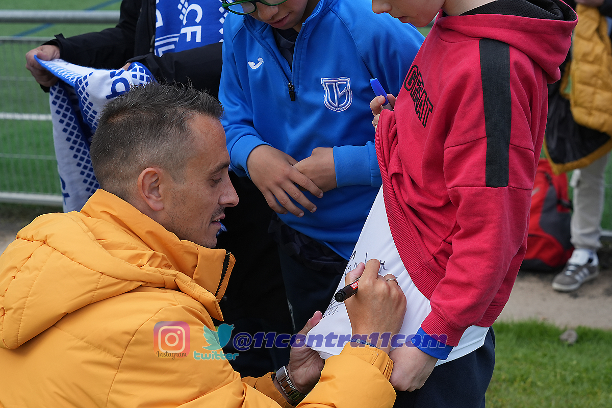 #actualidad11contra11
🧐  <a href="/SergioGarban7/">Sergio Sanchez</a>, quien acaba de colgar las botas, <a href="/88kike_lopez/">⚽️kike lopez⚽️✌🏼</a> y Alonso, del <a href="/clubdepguijuelo/">Club Deportivo Guijuelo</a>, firman autógrafos a jugadores del <a href="/DeportivoSalaCF/">Deportivo Salamanca CF</a>  durante el Torneo <a href="/alumniusal/">ALUMNI - USAL</a> Vicente del Bosque

🏟️ Salas Bajas
📆 9 de mayo de 2025
#fútbol