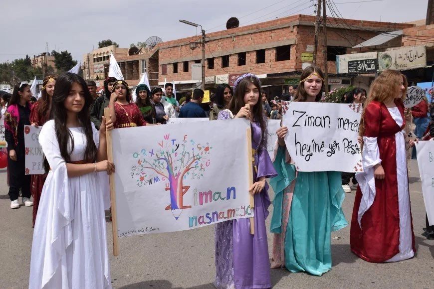 In Rojava mass demonstrations to celebrate Kurdish Language Day 
hawarnews.com/en/mass-demons…