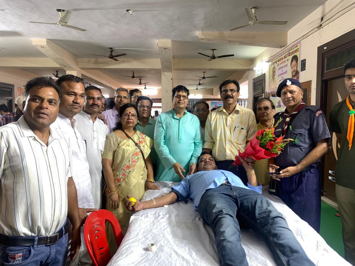 madandilawar's tweet photo. जन्म दिवस के विशेष अवसर पर  विधानसभा क्षेत्र के सम्मानित नागरिकों द्वारा आयोजित विशाल रक्तदान शिविर सराहनीय पहल है।

 अपरिहार्य परिस्थितियों के कारण मैं इस शिविर में आप सबके बीच प्रत्यक्ष रूप से उपस्थित नहीं हो सका जिसके लिए खेद प्रकट करता हूँ। फिर भी, वीडियो कॉन्फ्रेंसिंग के माध्यम से आप सभी से जुड़कर मुझे आपके उत्साह और मेरे प्रति अपार स्नेह का अनुभव करने का सौभाग्य प्राप्त हुआ। जिस विशाल संख्या में आप सभी ने अपना  रक्तदान किया, वह न केवल प्रशंसनीय है बल्कि अनुकरणीय भी है। मुझे पूर्ण विश्वास है कि आपका यह योगदान अनेक जरूरतमंद रोगियों को जीवनदान प्रदान करेगा।

आप सभी का हृदय से कोटि-कोटि अभिनंदन एवं आभार।