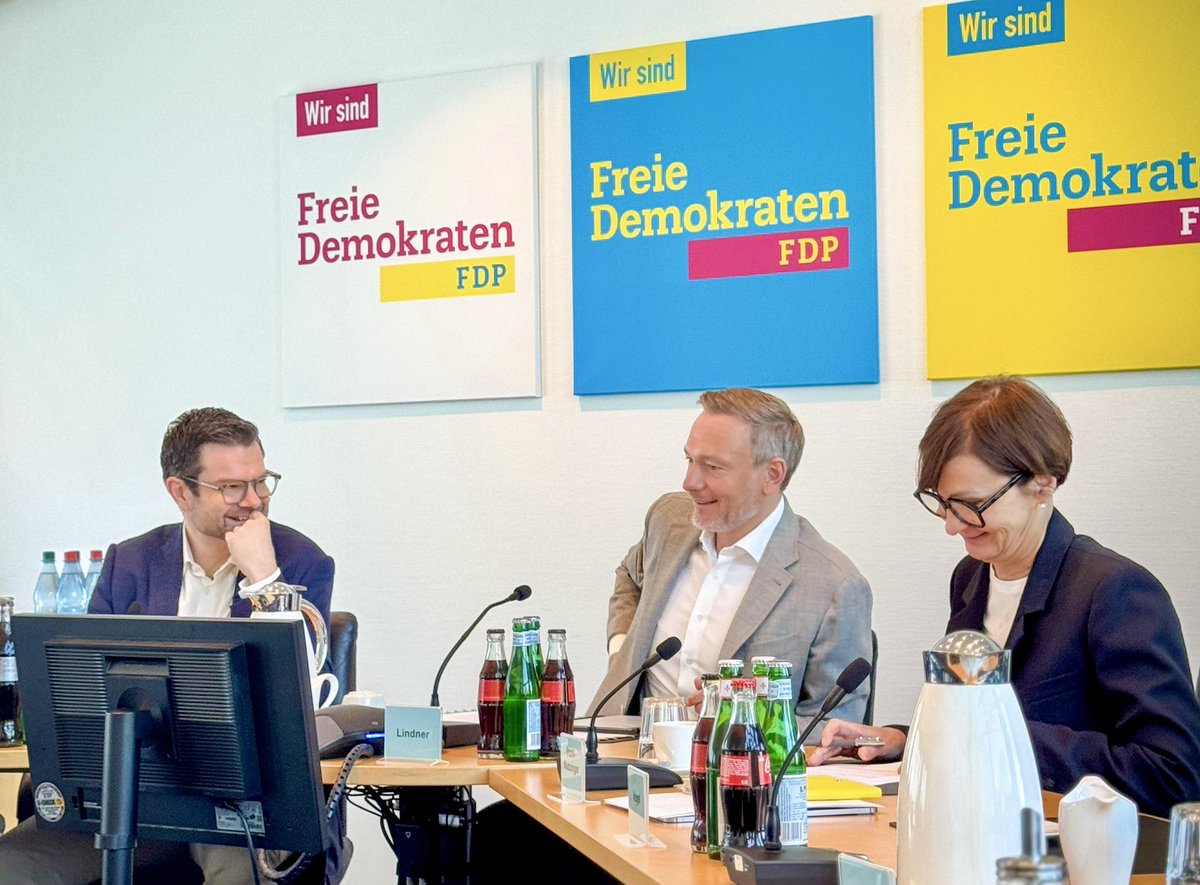 Präsidiumssitzung der <a href="/fdp/">FDP</a> im Hans-Dietrich-Genscher-Haus. Im Hintergrund: die Farben und das Logo, die für eine wahnsinnig erfolgreiche Neuaufstellung der Partei in den Jahren 2013-2017 stehen.
Was man einmal geschafft hat, das klappt auch ein zweites Mal!
