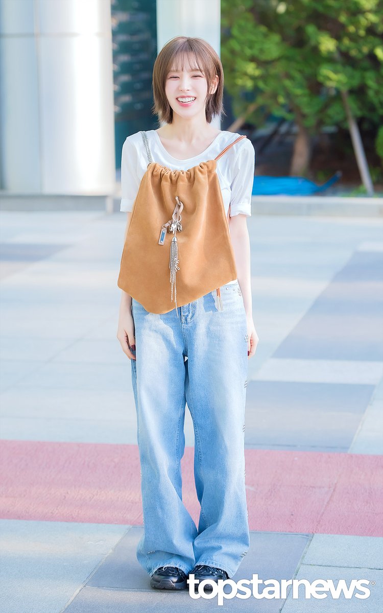 TSN_PHOTO's tweet photo. 레드벨벳 웬디, ‘마참내 귀엽다’ (웬디의 영스트리트 출근길) [HD포토] #웬디 #WENDY #레드벨벳 #RedVelvet #영스트리트 #출근 #퇴근 #프리뷰 https://t.co/ZpmqZREEi6 <- Original Photo https://t.co/Hyd9T5m1x4