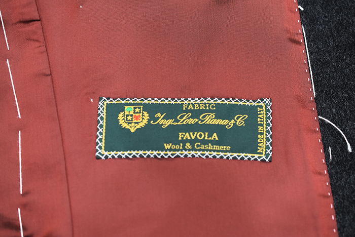 tailormadedandy's tweet photo. こんにちは。
顧客様からLoro Piana #FAVOLA で、#オーバーコート のご注文をいただきました。
昨年に続き2着目のご注文です。
前回の型紙を保管させていただいておりましたので、中仮縫いのお仕立てからのスタートです。

ご注文ありがとうございました。

#loropiana #ロロピアーナ #フルオーダー https://t.co/U27szwY0Qo