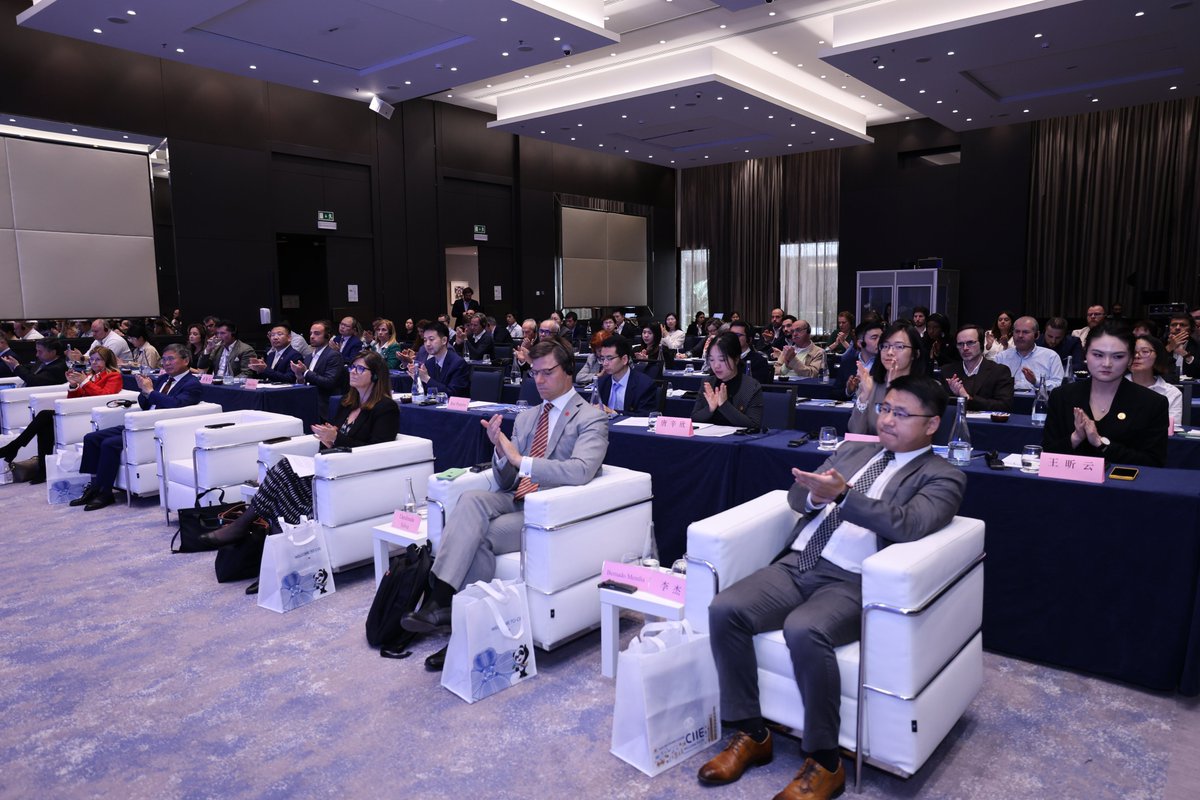 A promotion event for the eighth CIIE was held in Lisbon recently, attracting nearly 100 guests from Portuguese political and business circles🎉. During the event, institutions and enterprises including Perfeição Companhia Group and the Portugal Foods signed cooperation