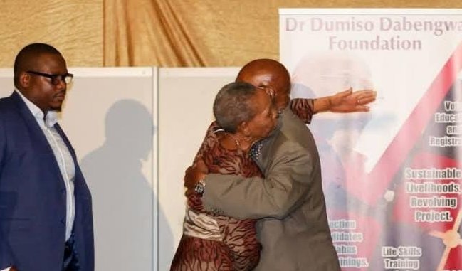 It is with sadness that we learn of the passing of Cde Alfred Rodgers Nikita Mangena's widow, umama u Mrs Sikhubekiso Madeya Mangena. 

In the picture Dr Dabengwa hugs her during the Dabengwa Foundation Launch in 2018. 

May her soul rest in peace. #KnowYourHeroes #Zimbabwe