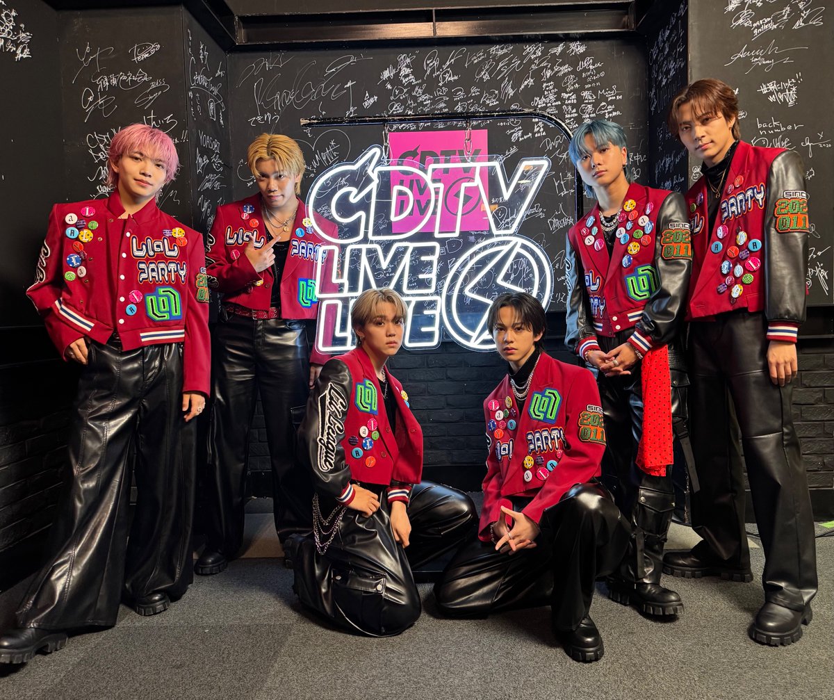 TBSCDTV's tweet photo. #CDTVライブライブ
今夜も激アツLIVEをお届け❤️‍🔥⚡️
本番直前ショットで実況中だよ📸

トップバッターは
#LILLEAGUE が登場！

中毒性MAXの「ビビデバビデブー」を
フルサイズでテレビ初披露✨

#CDTV
#TBS https://t.co/xcHfWlRuU9