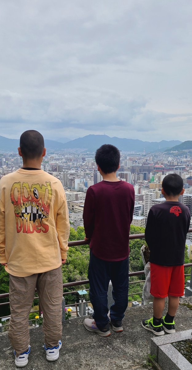 昨日は母の日で墓参りへ🌷
急な坂をかける３兄弟andマツダスタジアムを眺める３兄弟
三男さんの、誕生する11日前に他界して13年。
あと、何回皆でこれるかねぇ～
って次は父の日に来れることを
目標じゃっ✨

#広島駅裏
#母の日
#墓参り