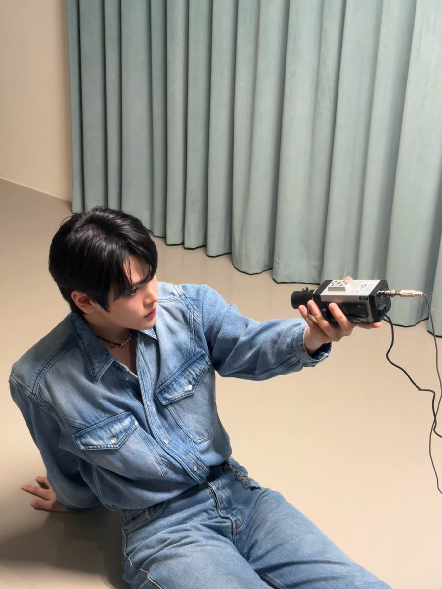 haneum_Official's tweet image. [#Photo]
𝙎𝙃𝙄𝙉𝙀 𝙈𝙑 𝘽𝙚𝙝𝙞𝙣𝙙 #④ ✧
➳ ᴊᴜsᴛ sʜɪɴᴇ ғᴏʀᴇᴠᴇʀ 

#장한음 #한음 #JANGHANEUM #HANEUM #LUCIDDREAM #SHINE
