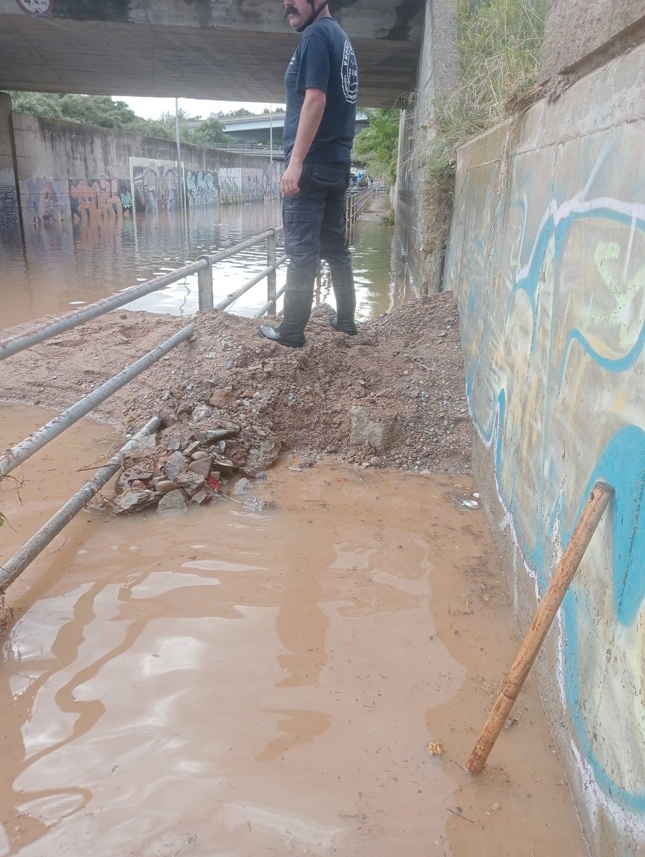 Los voluntarios de Protección Civil la Llagosta, trabajaron ayer durante todo el día conjuntamente con la ADF de Montcada i Reixac y la empresa de la depuradora de la Llagosta, en la inundación del paso inferior de la vía del tren que accede a la C-17.