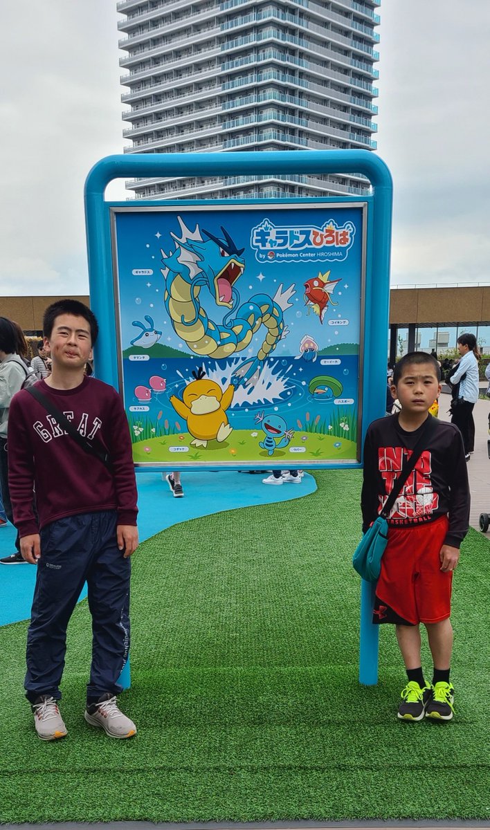 GWに３兄弟🏀揃ってお出かけできんかったので有難いことにお墓駅裏なので徒歩で話題の場所へ(三男さんのﾘｸｴｽﾄ)念願のﾎﾟｹﾓﾝｾﾝﾀｰお昼は長男さんは午後の🏀練習前にお初焼き肉ライクご飯おかわ有り難たやぁ～お別れ後は、屋上へ三男さんに付き合わされる次男さん#POKEMON
#広島駅