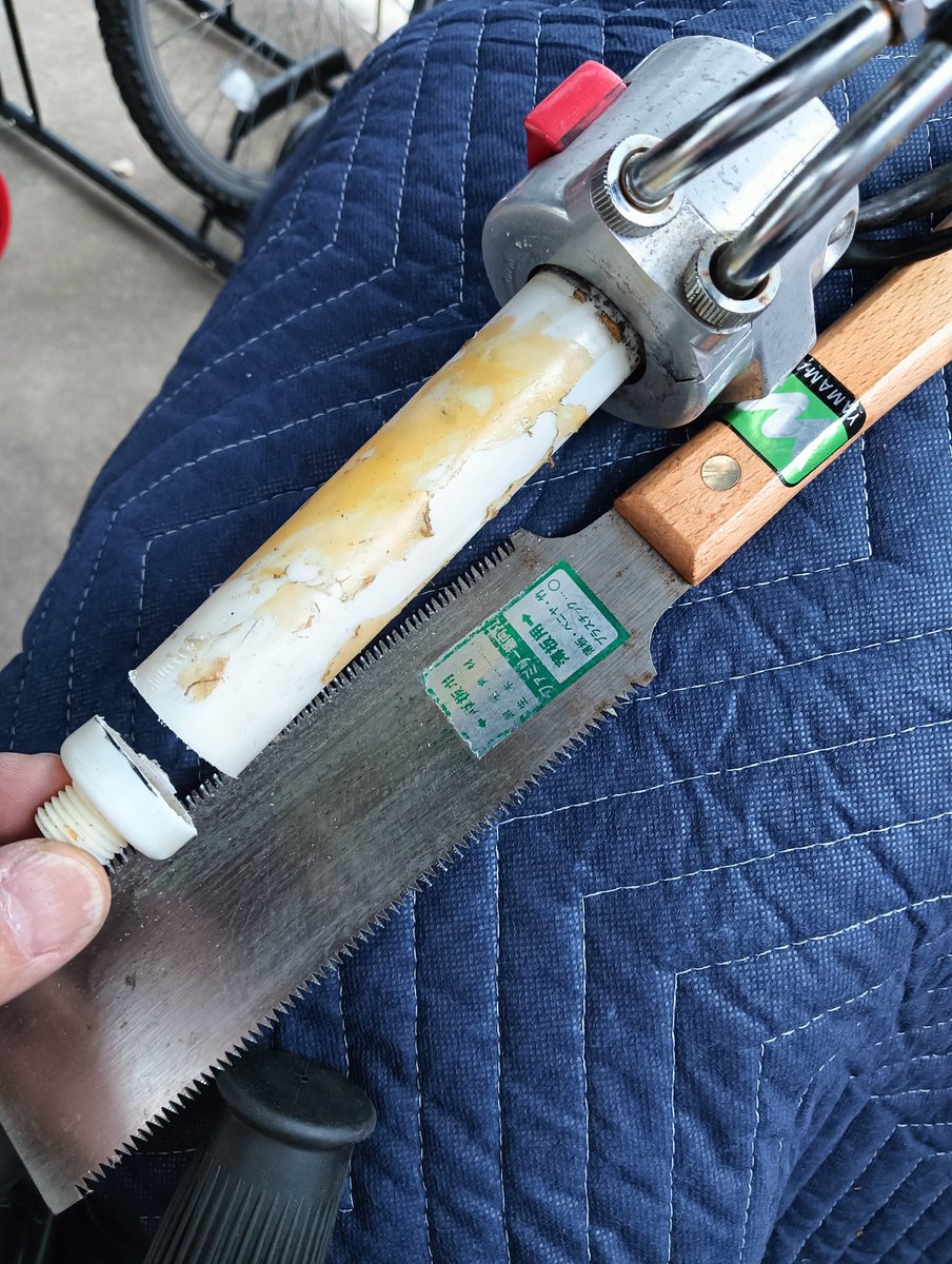 tadank's tweet photo. やっとレブル純正ハンドルに交換
さすがホンダ純正なのでスイッチボックス回り止め穴も同じ位置だが使いたいグリップが短いので15mm外側に穴あけ
スロットルボディも長いしエンドがないので潔くカット
これで下処理完了
#VT750S https://t.co/Hl3zckcsyx