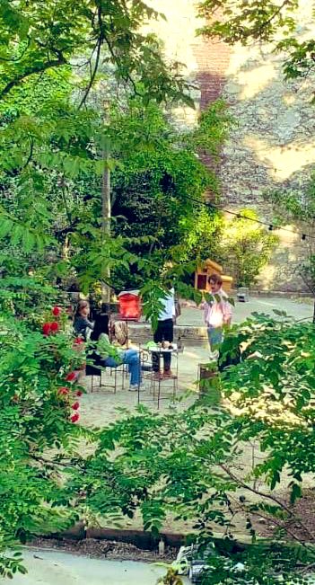 FaillesBeatrice's tweet image. Dites donc @prefpolice @mairie18paris, ça vous convient la privatisation du terrain municipal Junot pour les petits apéros de famille Comtet @TresParticulier ? Ou bien tout le monde se fout de l’intérêt général ? Pas d’ouverture depuis le 21/10 … On attend quoi ? @ClapenDanger