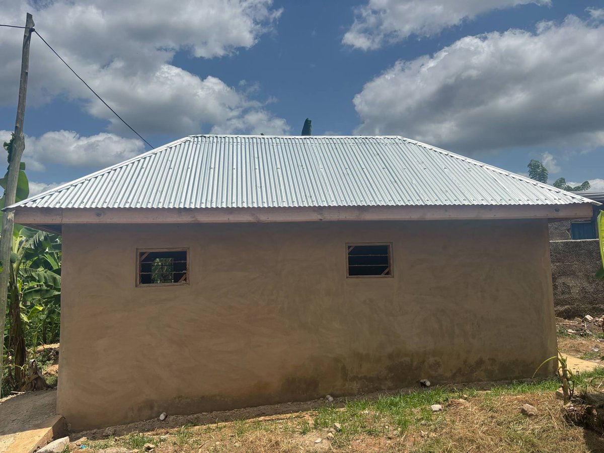 claudiacaitlyn1's tweet photo. new school toilets are closer thanks to @sjdaly80 @SteamWineBar @LivingByGivingT  #ftballers #liambrady #frankstapleton  for a generous donation following a fundraising lunch.Which has paid for the gate, soakaway lid, ceiling, &amp; first fix electrics. We are making progress! https://t.co/OTMLLEeTiW