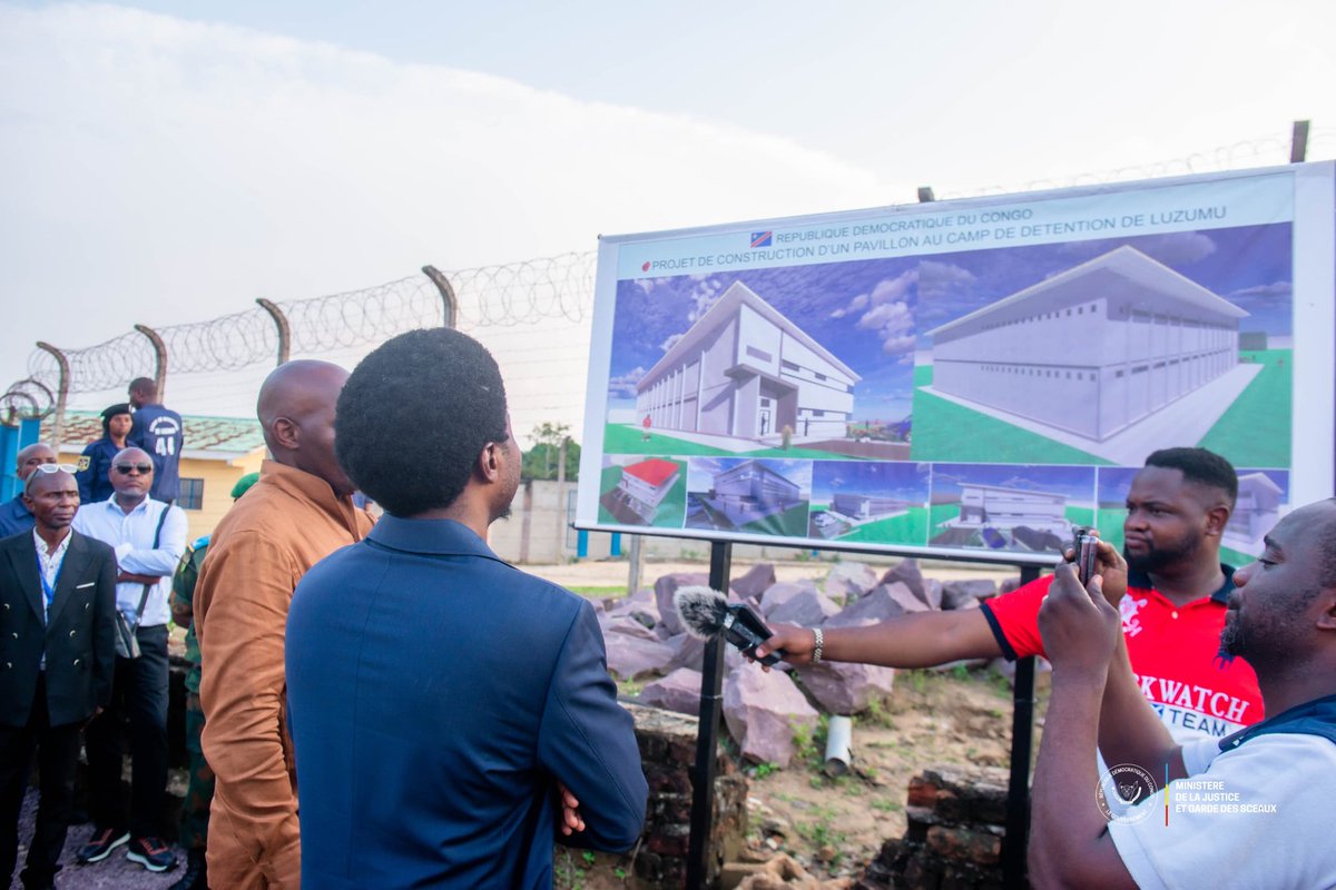 JusticeGouvCD's tweet image. ⚖️ Amélioration des conditions carcérales :
Faisant d'une pierre deux coups, le patron de la justice Excellence @ConstantMutamba a inauguré un nouveau bâtiment et lancé la construction d'un nouveau bâtiment carcéral dans la prison de LUZUMU