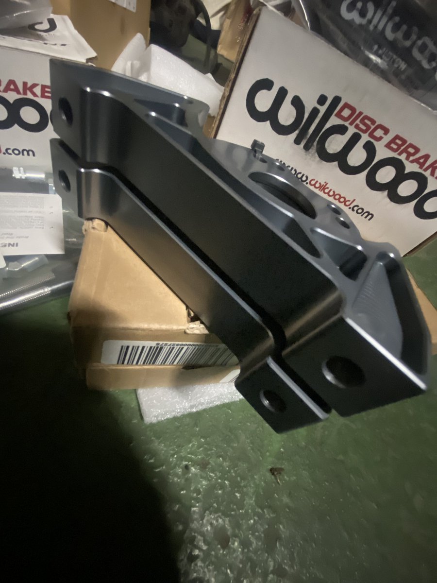 634RR's tweet photo. AE86 用 ウィルウッドポン付けブレーキキット売ります。
フロント用でラジアルマウントになります。
内容はキャリパー、ローター、アダプター、パッド、ホース、ボルト類です。
購入後の消耗品パーツもデリバリー可能でサポートいたします。
値段は33万円、神奈川県からで発送可、取り付けもできます。 https://t.co/tepddtnqi5