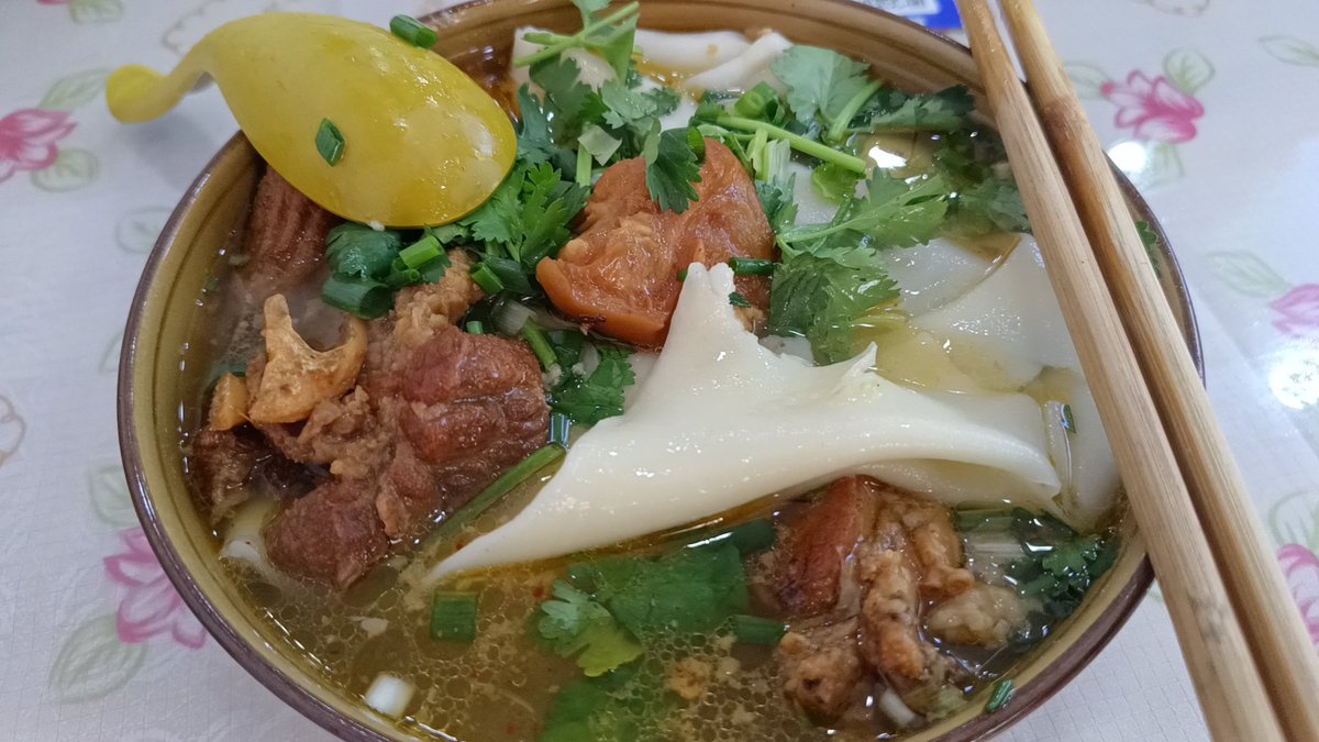 去吃了最近很火的荣昌铺盖面
用了红包九块五的蹄花铺盖面！全是肉！好爽！