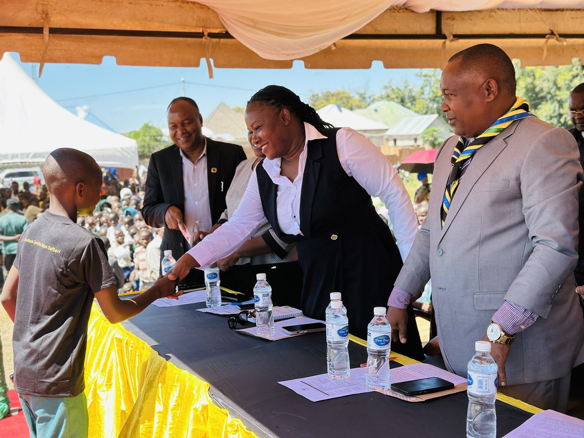 Mratibu wa Mtandao wa Elimu Tanzania (TEN/MET), Bi. Martha Makala, akiwakaribisha na kuwatambulisha wanachama wa mtandao 38 pamoja na wadau wengine wa Elimu 17 walioudhuria maadhimisho ya Juma la Elimu-GAWE2025 yanayofanyika katika Halmashauri ya Mpimbwe, Katavi.
#GAWE2025