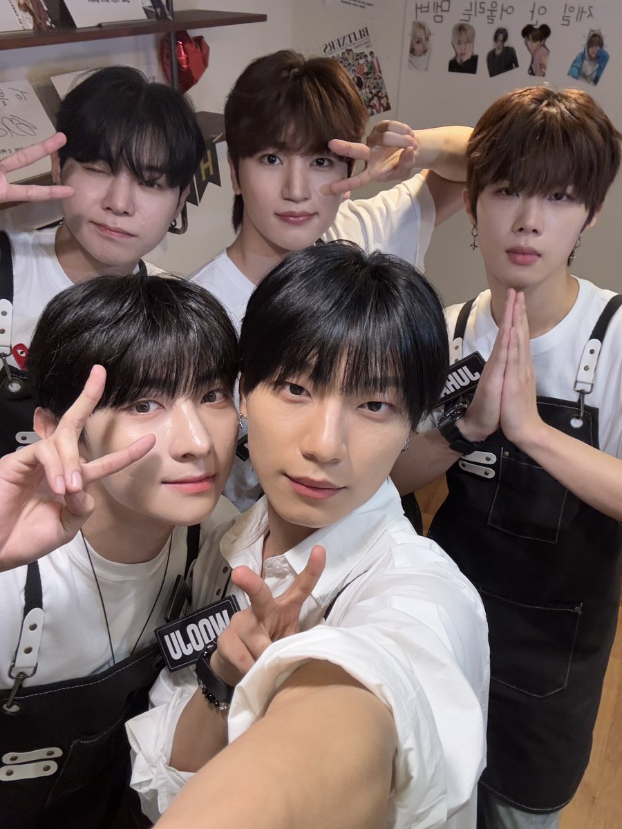 WUZO_BLITZERS's tweet photo. [📷][#BLITZERS_RAID]

🤍512 블처데이🤍
이따 라이브에서 만나 블리!

#블리처스 #BLITZERS
#BLITZERS_4TH_BIRTHDAY_PARTY https://t.co/yA6pXL0717