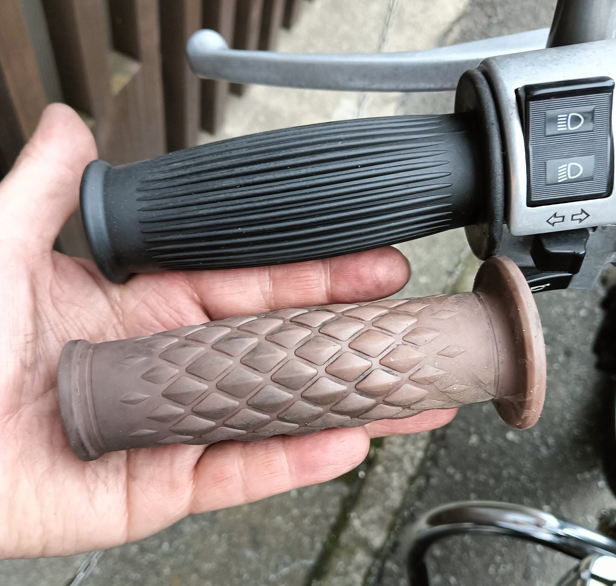 tadank's tweet photo. VT750S純正ハンドルよりレブル純正は低くブラック、グリップも茶色からブラックにしたので全体的に引き締まった!
#VT750S https://t.co/vtetNPbCgz