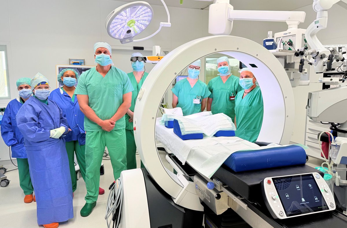 Hightech-Bildgebungsroboter in der Wirbelsäulenchirurgie: #Vivantes setzt als erste Klinik in #Berlin #LoopX ein. Damit werden hochkomplexe OPs von Gehirn, Wirbelsäule oder Schädelbasis unterstützt. Mehr 👉  is.gd/ErM03r