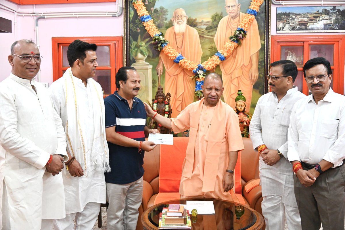 DrMangleshBJP's tweet image. आज गोरखनाथ मंदिर में उत्तर प्रदेश के यशस्वी मुख्यमंत्री परम् पूज्य श्री योगी आदित्यनाथ जी महाराज द्वारा आग की घटना में आर्थिक क्षति झेलने वाले श्री संदीप जी को मुख्यमंत्री विवेकाधीन कोष से ₹2,00,000 (2 लाख) की सहायता राशि का चेक प्रदान किया गया। 🙏