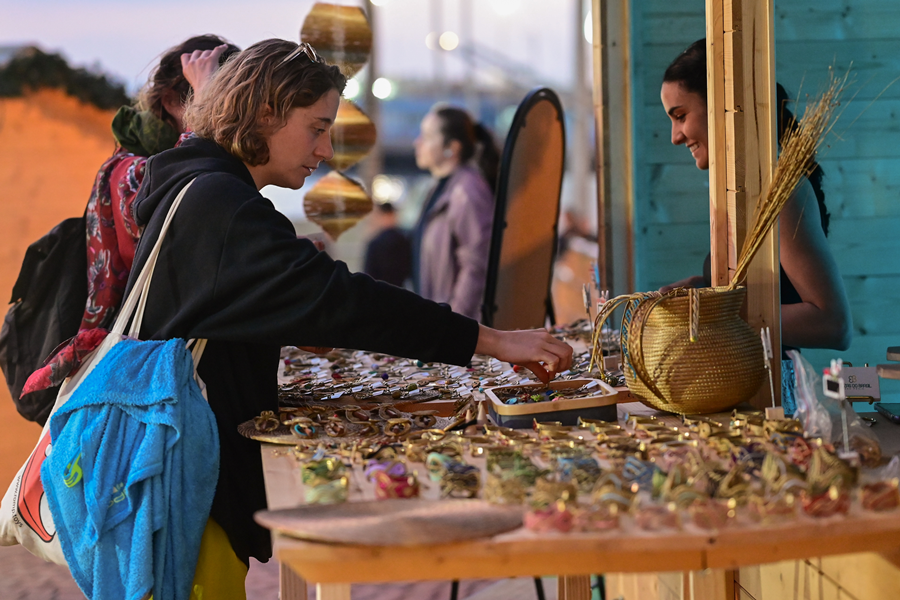 Se publica la convocatoria para la adjudicación de los puestos de venta ambulante en el Paseo de Las Canteras.
🛍️ 15 puestos de venta no sedentaria de productos de artesanía, pintura y fotografía y, como novedad, diseño gráfico.
➕ información 👇🏻
laspalmasgc.es/es/ayuntamient…