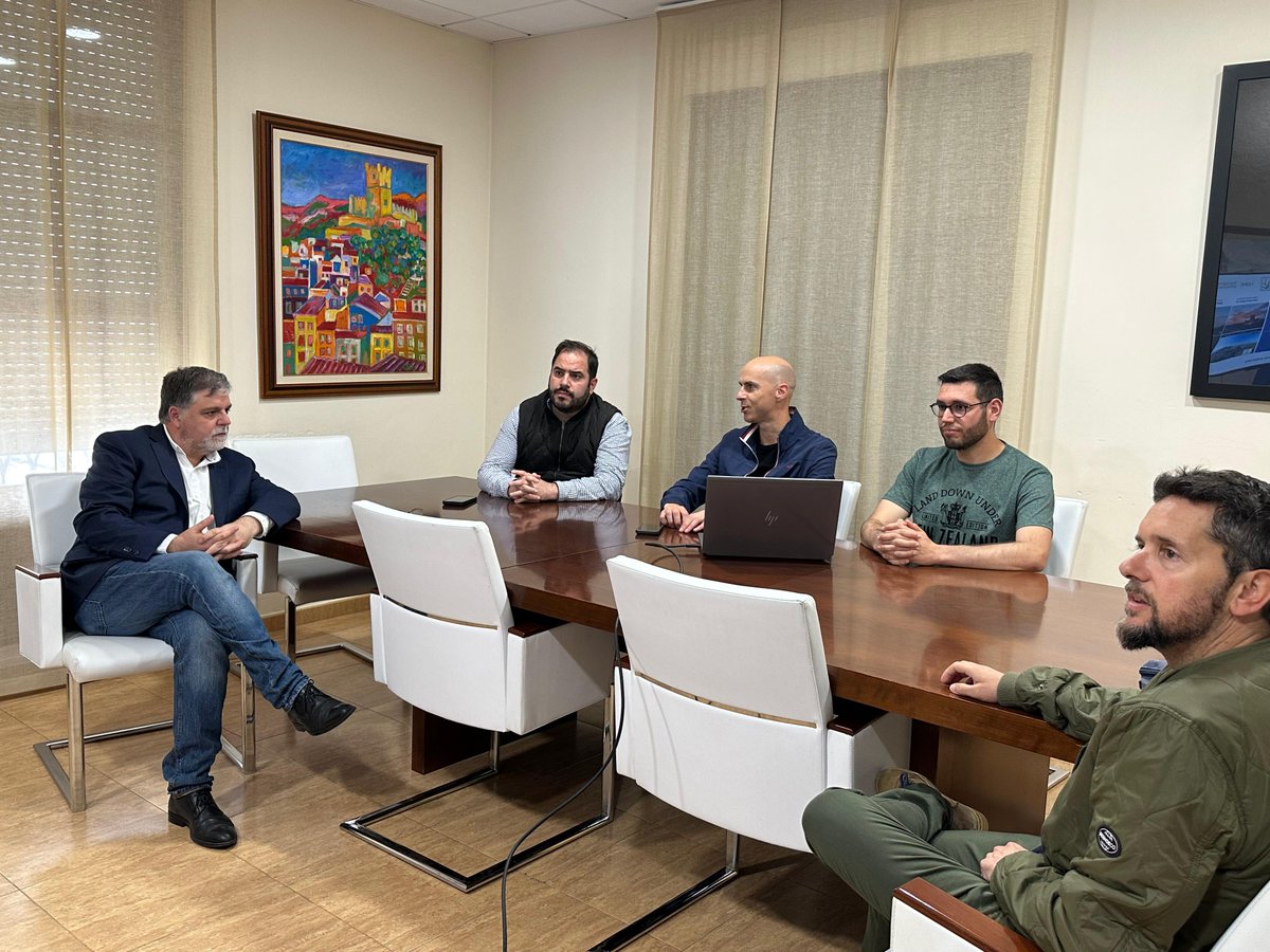 📡✨ El alcalde Fulgencio Cerdán y los ediles Francisco Iniesta y Javier Martínez han recibido a los miembros de Climatoc-Lab del Centro de Investigaciones sobre Desertificación (CIDE). 🤝🌱🔹 Destacamos la labor de Azorín y Gómez en MeteoVillena.🌦️📊
#Villena #Villenaavanza