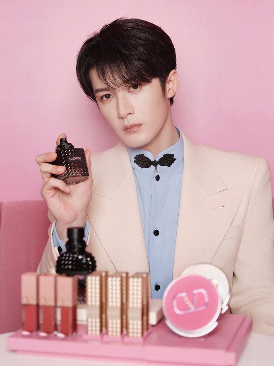 JCT_OfficialGFC's tweet photo. Valentino Beauty Update 

#檀健次 #tanjianci #đànkiệnthứ #ถานเจี้ยนซื่อ #단건차 #タンジェンツー #华伦天奴美妆 #Valentinobeauty https://t.co/og2wiH4Gi7