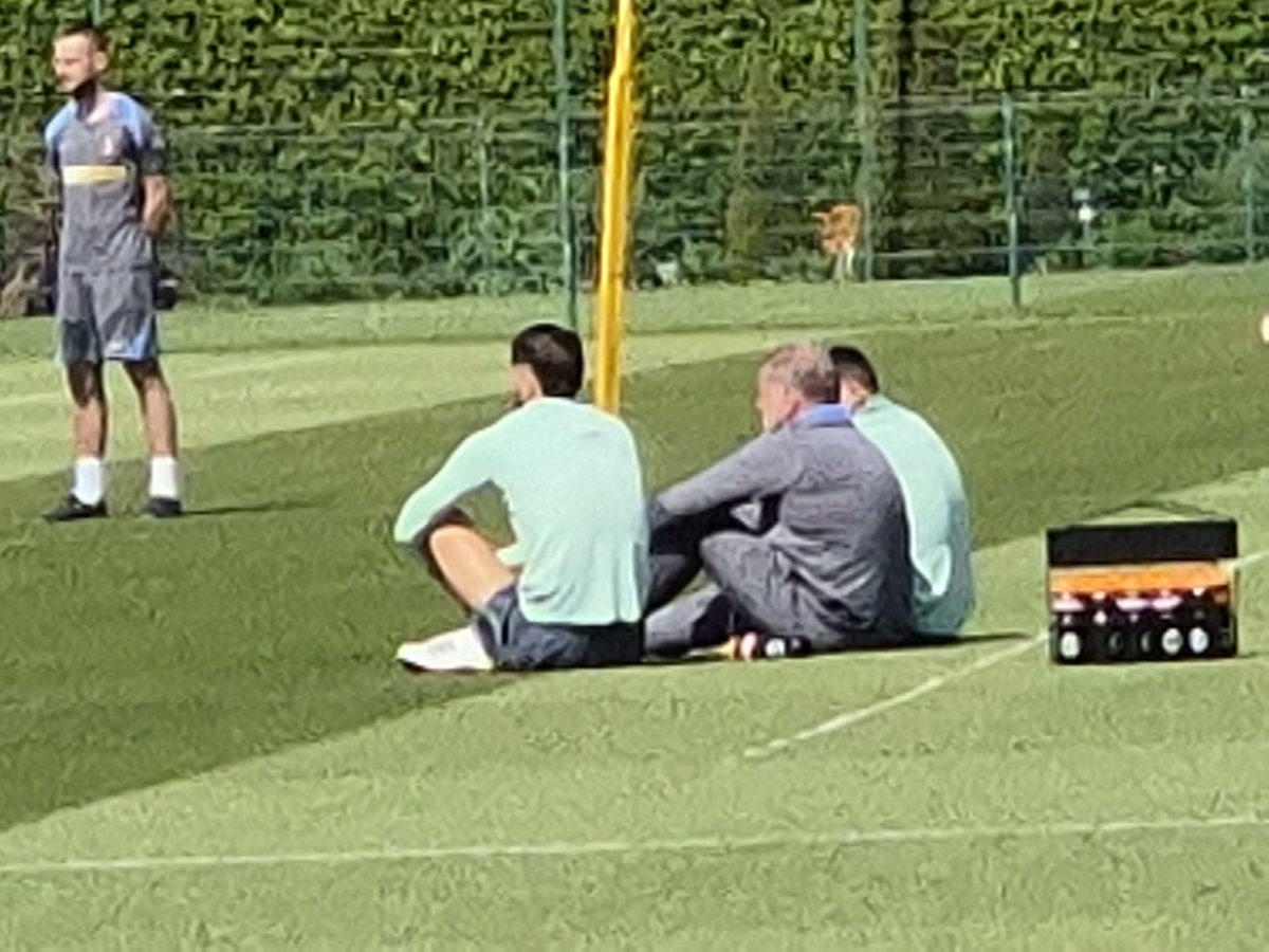 SpursArmyTweets's tweet image. 📸 Ange Postecoglou with yesterday's starters Rodrigo Bentancur and Pedro Porro watching the non-starters train at Hotspur Way this morning.

@AlasdairGold