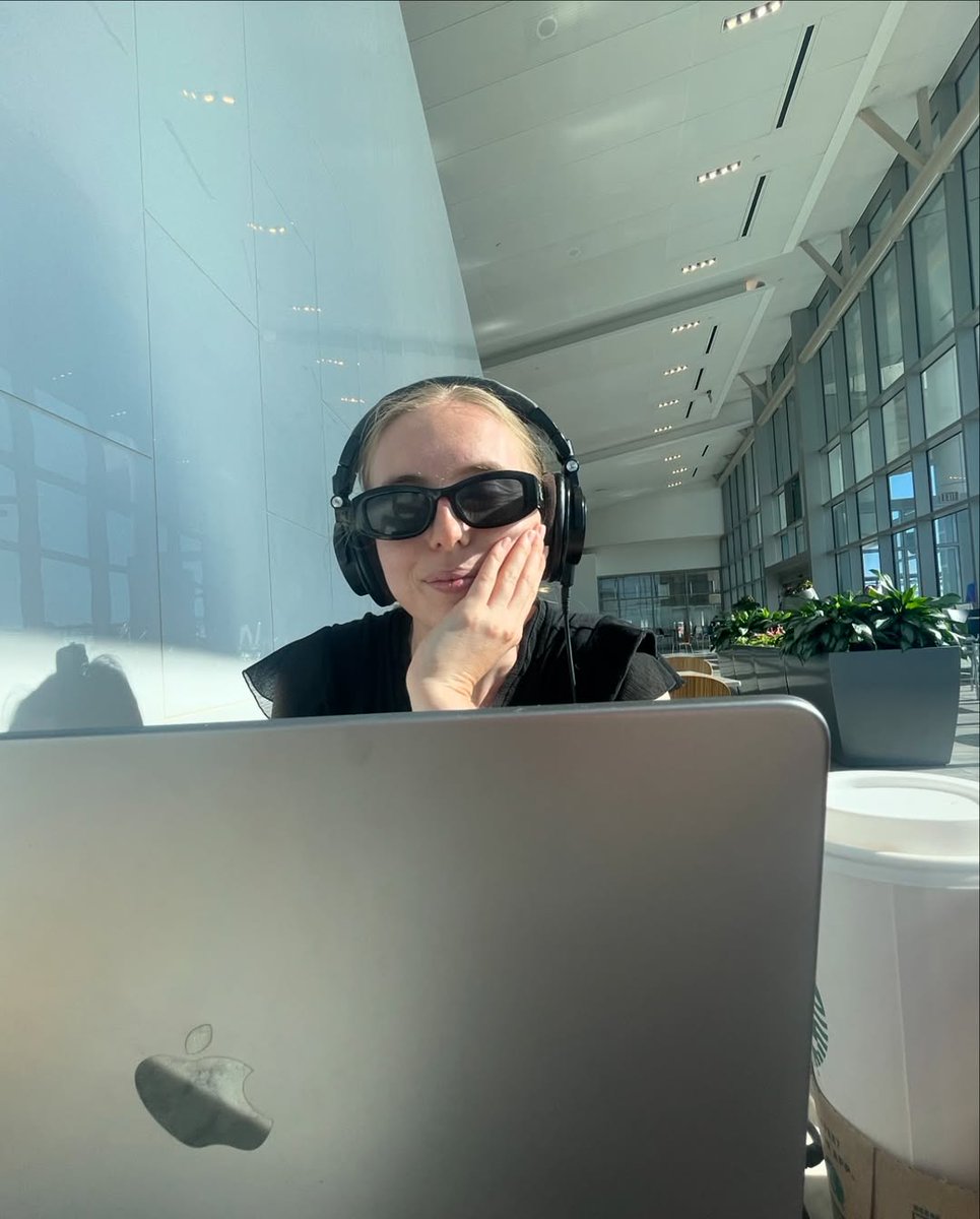 MirandaCam™ 📽️
blusher.lnk.to/whateverwhatev…