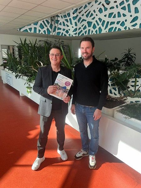 Saint-Seb (@stsebsurloire) on Twitter photo ✨ Nouveau chapitre, même engagement
🗳️ Élu le 6 mai dernier par le Conseil municipal, Thomas Boucher est devenu le 23e maire de Saint-Sébastien.
🙏 Merci à <a href="/LaurentTurquois/">Laurent Turquois</a> , maire sortant, pour son engagement au service du territoire et de ses habitants. ✨ Nouveau chapitre, même engagement
🗳️ Élu le 6 mai dernier par le Conseil municipal, Thomas Boucher est devenu le 23e maire de Saint-Sébastien.
🙏 Merci à <a href="/LaurentTurquois/">Laurent Turquois</a> , maire sortant, pour son engagement au service du territoire et de ses habitants.