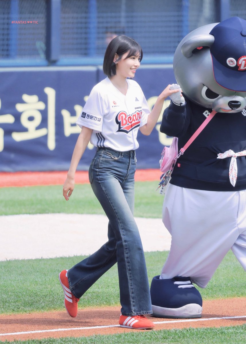 SY_FANTASOOTIC's tweet photo. 250511 16년만에 시구로 돌아온 수영이와 철웅이의 꽁냥타임🩷

#최수영 #수영 #SOOYOUNG https://t.co/oKbvaXmdoB