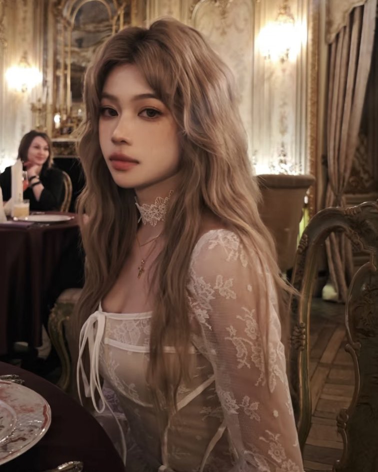 ⠀ 

       Thaliana has officially arrived at the 

               #RedCarpet_LoveIsland