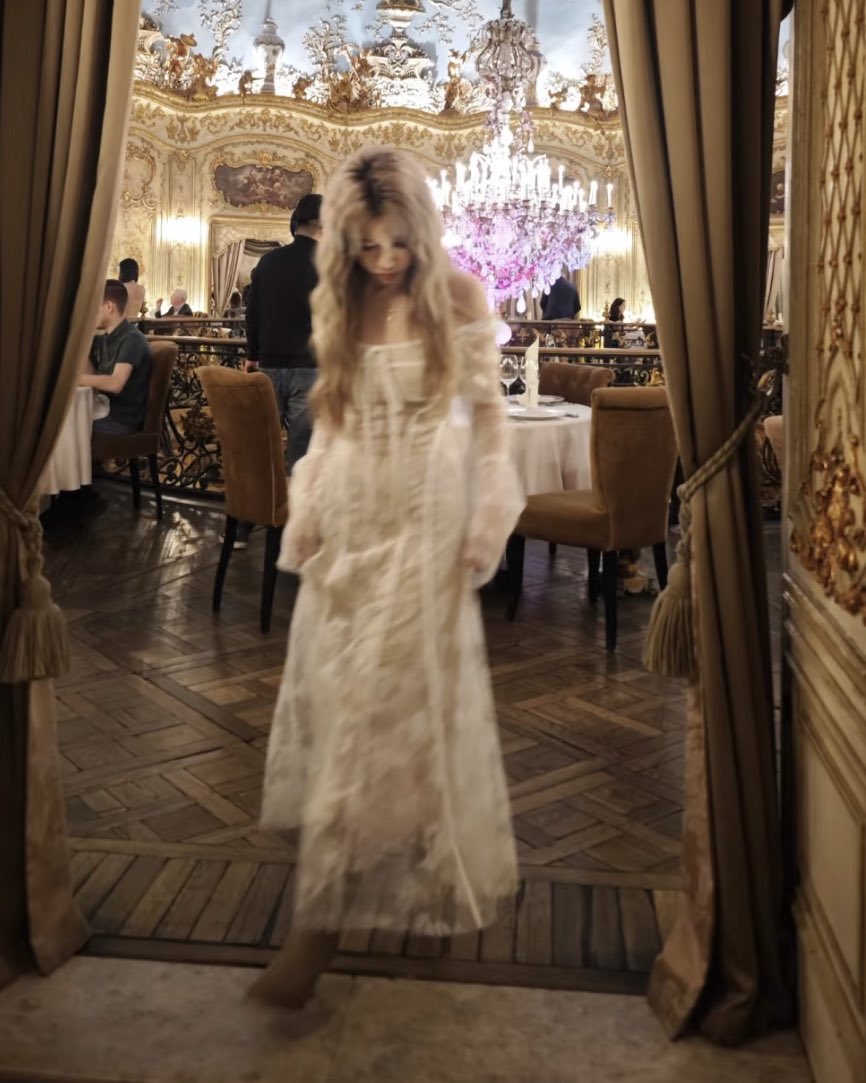 whtxrs's tweet image. ⠀ 

       Thaliana has officially arrived at the 

               #RedCarpet_LoveIsland