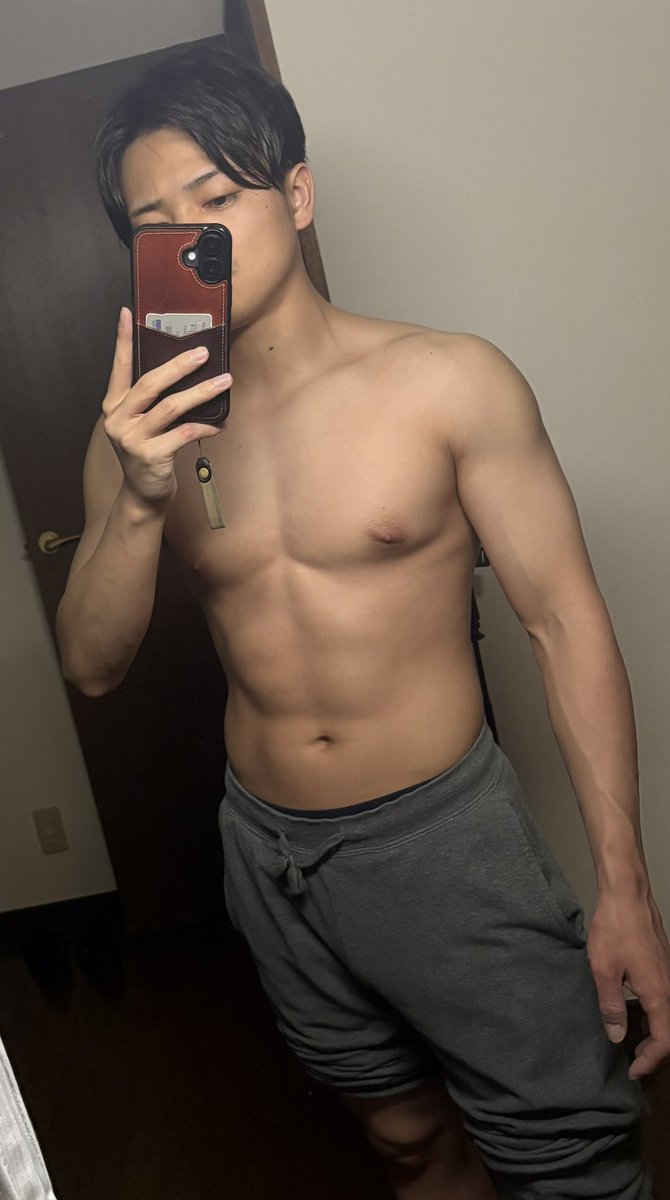 今日の家トレは、偏頭痛があって調子悪かったので軽めに足と腹です！
これから筋トレの方、もう終わった方、お疲れ様です！
偏頭痛の方もお大事に！