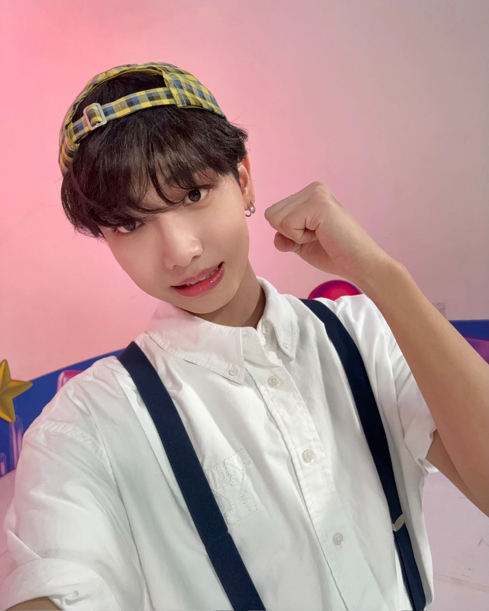 Myunpgjae's tweet photo. 레트로한 멜빵룩에 귀여운 포인트까지, 오늘의 무드는 장난기 가득한 소년미! 분위기까지 패션에 녹아든 순간. https://t.co/OTVcGJ5fnP