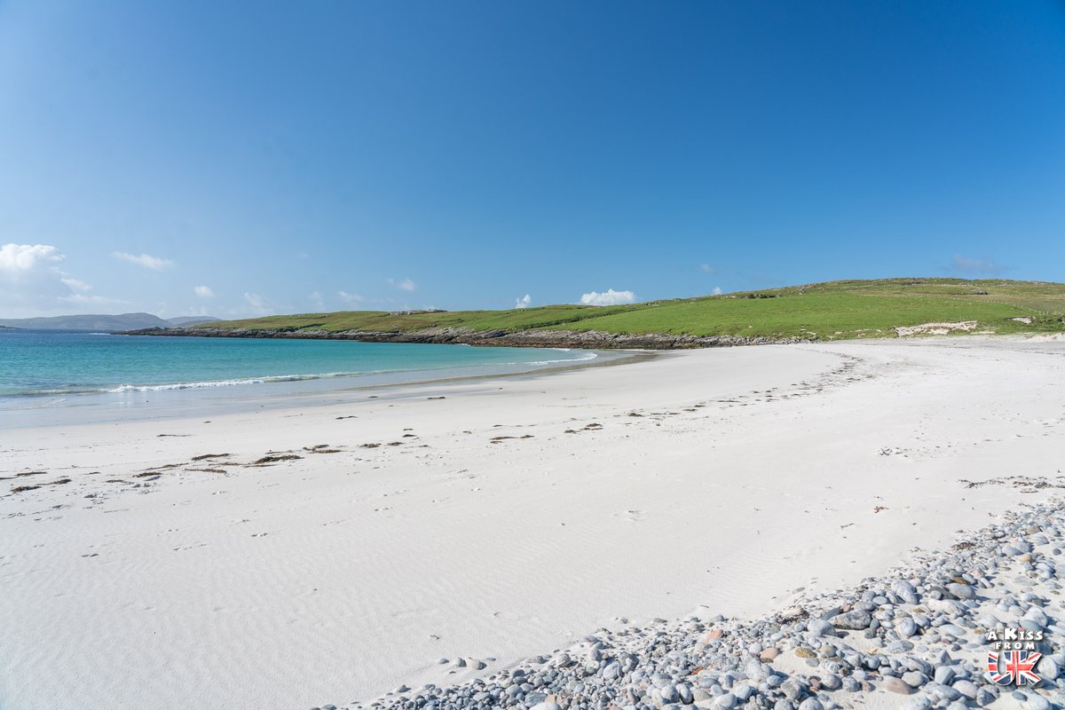 Qui aimerait profiter des incroyables plages des Hébrides Extérieures ?
Ces îles écossaises recèlent de joyaux de sable fin bordés d'eaux turquoise 😍
Celle sur la photo, cachée au sud de Vatersay, est un petit trésor caché 🤫

📍 Bagh A'Deas, Vatersay
➕ akissfromuk.com/visiter-ile-de…