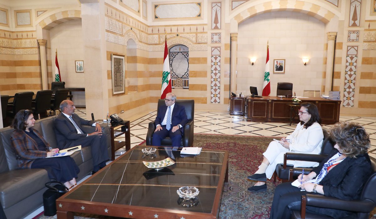 استقبل رئيس #مجلس_الوزراء الدكتور #نواف_سلام اليوم في السرايا الممثل المقيم للأمم المتحدة في #لبنان عمران ريزا و  الممثلة المقيمة لبرنامج الأمم المتحدة الانمائي بليرتا أليكو .
وجرى عرض لبرنامج الامم المتحدة لمساعدة المناطق المتضررة من جراء العدوان الاسرئيلي  الاخير لا سيما في