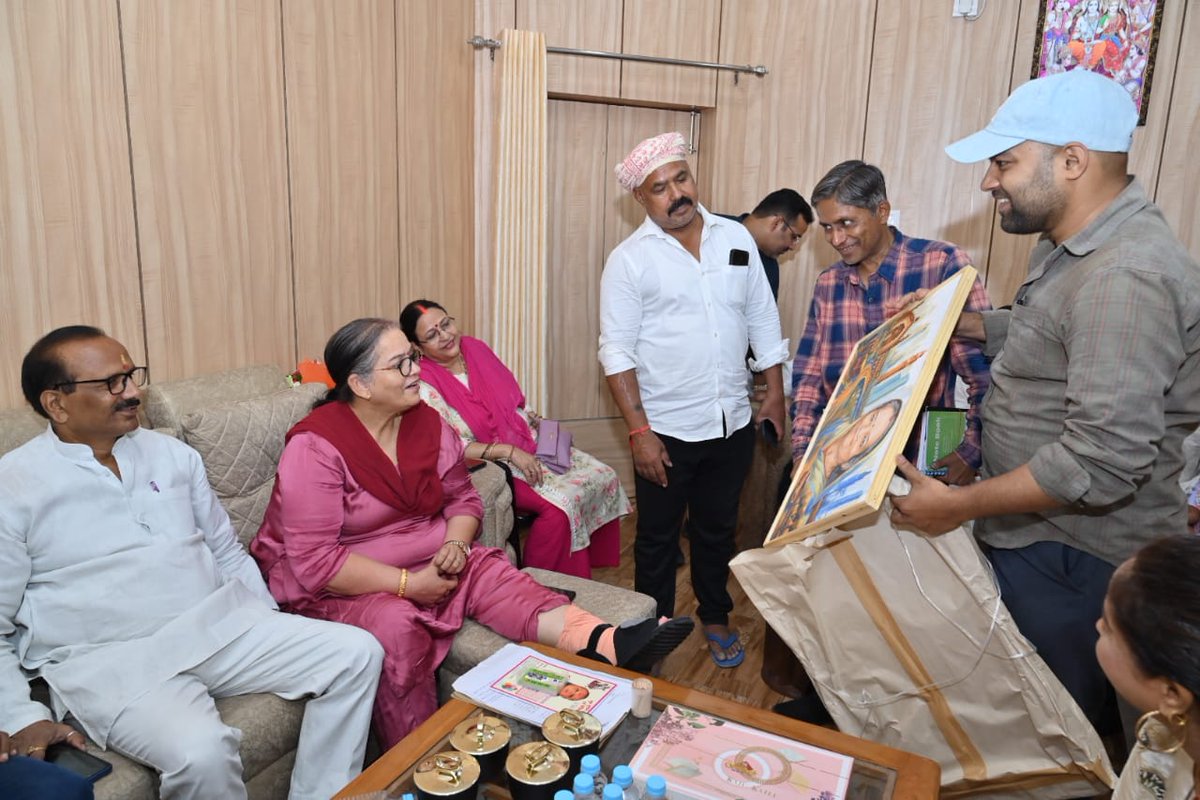 THAKUR SHREESH SINGH (वरिष्ठ पत्रकार) (@singhshreesh) on Twitter photo Media Council Of India के सचिव ठा श्रीश सिंह ने लखनऊ की महापौर श्रीमती सुषमा खार्कवाल से उनके आवास पर नगर निगम के पार्षद रंजीत सिंह, युवा चित्रकार शिवम् सिंह के साथ शिष्टाचार भेंट कर उनका हालचाल लिया और उनकी खूबसूरत पेंटिंग उन्हें भेंट की। <a href="/CMOfficeUP/">CM Office, GoUP</a> <a href="/AmitShah/">Amit Shah</a> <a href="/nagarnigamlko/">स्वच्छ भारत मिशन लखनऊ</a> Media Council Of India के सचिव ठा श्रीश सिंह ने लखनऊ की महापौर श्रीमती सुषमा खार्कवाल से उनके आवास पर नगर निगम के पार्षद रंजीत सिंह, युवा चित्रकार शिवम् सिंह के साथ शिष्टाचार भेंट कर उनका हालचाल लिया और उनकी खूबसूरत पेंटिंग उन्हें भेंट की। <a href="/CMOfficeUP/">CM Office, GoUP</a> <a href="/AmitShah/">Amit Shah</a> <a href="/nagarnigamlko/">स्वच्छ भारत मिशन लखनऊ</a>