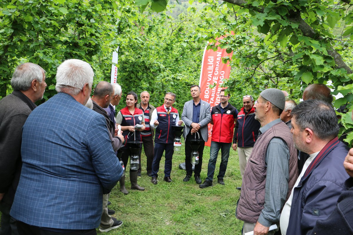 GidaveKontrolGM's tweet photo. 🛑 İstilacı #KahverengiKokarca ile mücadelede #biyoteknik yöntemler sahada!
🌾 Tarımsal ürünlerimizi korumak, kimyasal kullanımını azaltmak ve çevre sağlığını güvenceye almak için
📍 lokasyon bazlı izleme ve kitlesel mücadele başladı.
🪤 Riskli bölgelerde #feromon ve hunili tuzaklar yoğun olarak yerleştirildi.
🔍 Daha düşük riskli alanlarda ise zararlının takibi için izleme çalışmaları yürütülüyor.
🎯 Amaç:
✅ Popülasyonun azaltılması
✅ Verim ve kalite kayıplarının önlenmesi
✅ Halkın bilinçlendirilmesi
🌱 Doğayla uyumlu, sürdürülebilir tarım için hep birlikteyiz!
@TCTarim