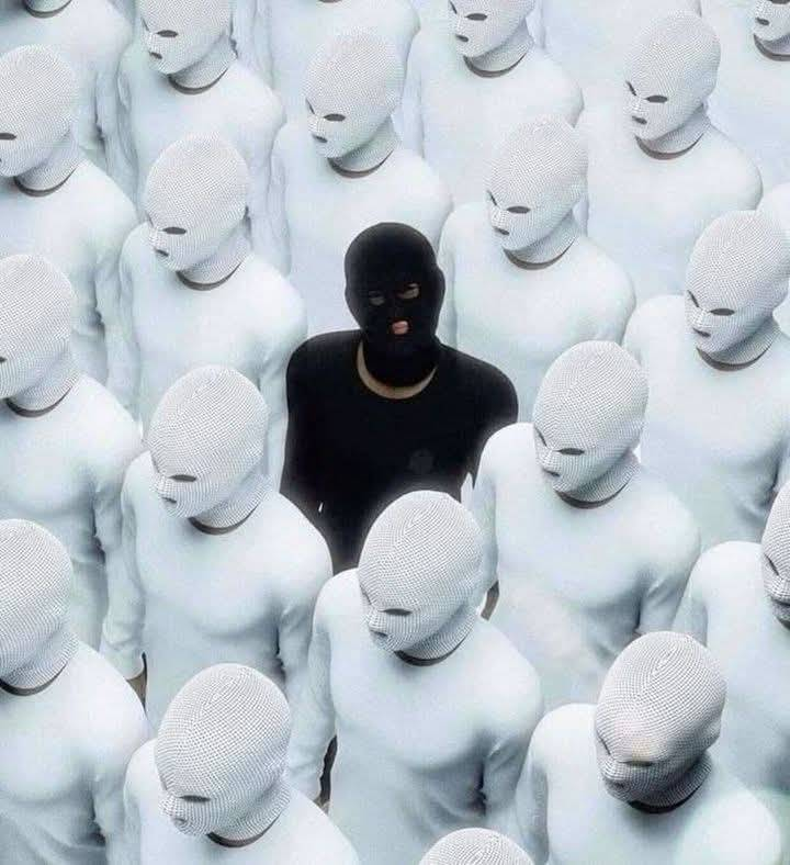 “Rompe el molde, no intentes encajar”.👁️