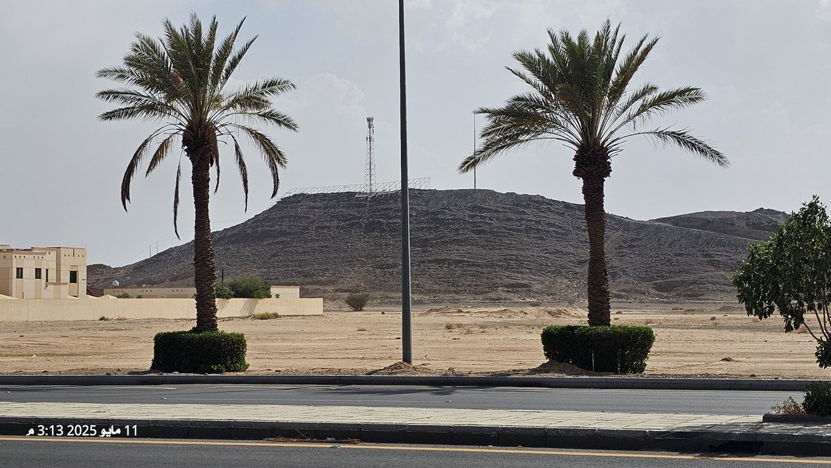 #أبو_رسوس جبل يجاورنا ونجاوره من جبال #بيشة الجنوبيةفي قمته رُفع علم مملكتنا الغالية وبجانبه كُتب
[مرحبًا بكم في بيشة]
مر هذا الجبل بعدّة مسميات عبر التاريخ أولها هذا الاسم لكثرة الرسوس(الآبار) التي تُطوى بحجارته الصلدة ويعرف بـ(أبو نبطة) نسبة لرملة في طرفه الجنوبي ثم(مصَبّح)