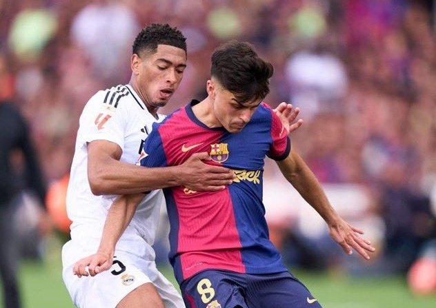 I can't blame Bellingham. Everyone wants a photo with Best Midfielder In the World 🪄🚀

#elclasico