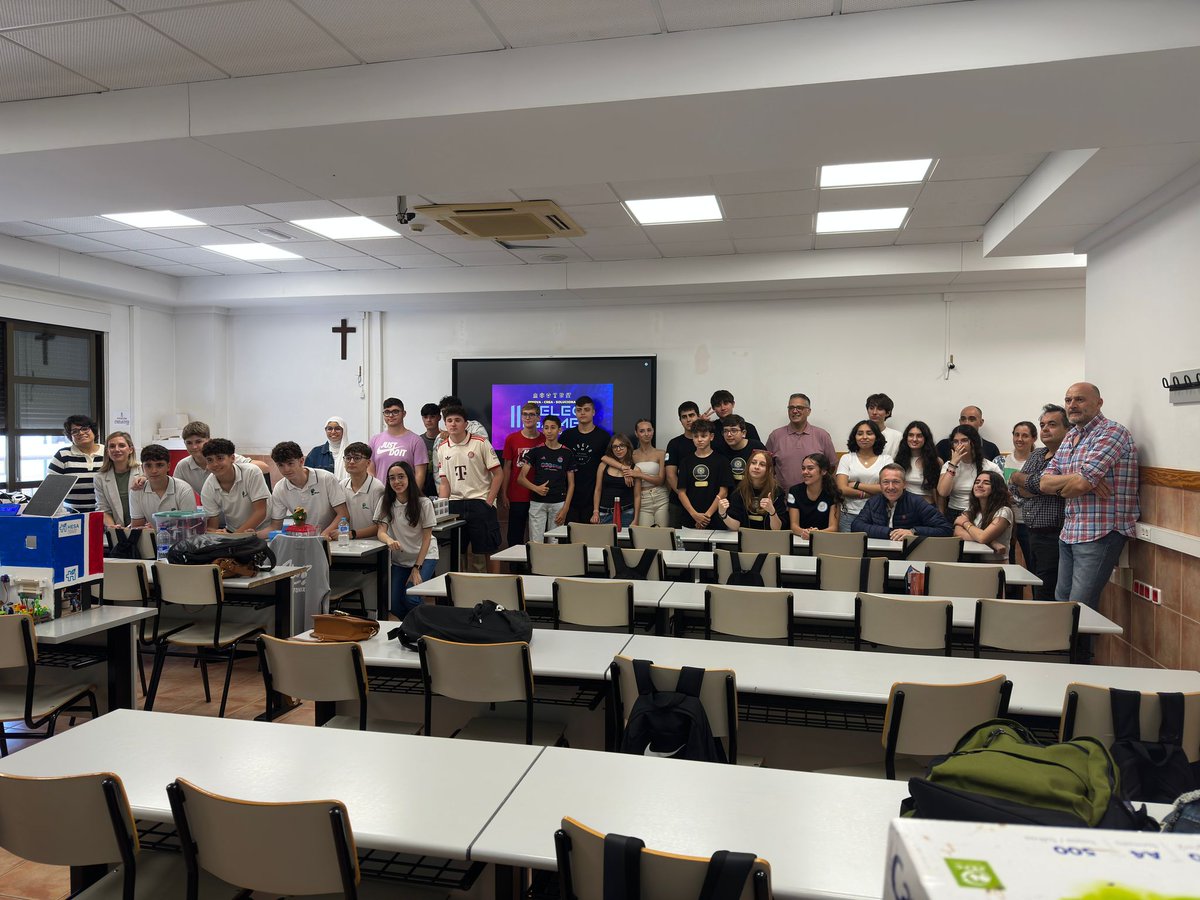 UCAM_Teleco's tweet photo. Equipos de alumnos de ESO y Bachiller de 8 centros de la Región de Murcia defienden en la #UCAM sus impresionantes proyectos tecnológicos de la fase regional de los III @TelecoGames organizados por @UCAMTeleco y @ETSIT_UPCT y @coitt_aegitt
#SomosTelecos @UCAM_Investiga https://t.co/yQKVnp138W