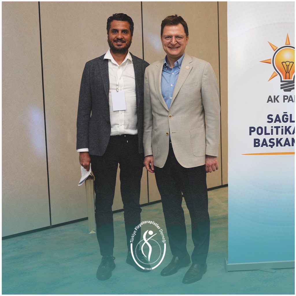 TFD1969's tweet photo. Türkiye Fizyoterapistler Derneği, Ak Parti Sağlık Politikaları Başkanlığı tarafından düzenlenen ve ülkemizin yeni dönem sağlık politikalarının şekillendirilmesini amaçlayan Sağlık Politikaları Arama Çalıştayı'na katıldı.

Türkiye’de ilk kez bu denli kapsayıcı bir sağlık politikası çalışmasının sahada gerçekleştirilmiş olmasından büyük memnuniyet duyduğumuzu özellikle belirtmek isteriz. Alanında yetkin 60’a yakın sağlık profesyoneli, hekim, fizyoterapist, hemşire, sağlık yöneticisi, tıp öğrencisi, hasta ve hasta yakını gibi birçok farklı paydaşın aynı masa etrafında buluştuğu bu çalıştay; koordinasyonu, çok yönlülüğü ve içeriğiyle son derece değerli ve nitelikli bir organizasyon olmuştur.

Bu kıymetli süreci hayata geçiren AK Parti Sağlık Politikaları Başkanı Sayın Halit Yerebakan (@DrYerebakan) ve değerli ekibine,
Arama toplantısını titizlikle yürüten Sayın Oğuz Serdaroğlu ve çalışma arkadaşlarına,
Ayrıca katkı sunan tüm katılımcılara teşekkür ederiz.

Türkiye Fizyoterapistler Derneği’ni temsilen Yönetim Kurulu Başkanımız Sayın Zafer Aksungur (@_zaferaksungur) bu değerli çalıştaya katılım sağlamış, Derneğimiz de bu platformda;

• Sağlık sistemindeki güncel sorunlara yönelik çözüm önerilerini paylaşma,
• Fizyoterapistlerin sağlık sistemindeki rolünü daha da güçlendirme
fırsatı bulmuştur.

Çalıştayın amacı, yeni dönem sağlık politikalarının temelini oluşturmak olup, bu kapsamda önümüzdeki süreçte birkaç aşamalı değerlendirme toplantısı daha gerçekleştirilecektir. TFD(@TFD1969) olarak bu sürecin her adımında aktif yer almaya devam edeceğiz.

Toplantıda mesleğimiz adına ön plana çıkan bazı önemli konular şunlardır:

• Kamuda fizyoterapistlerin kadro ve katsayı adaletsizliği,
• Unvanların kullanılmaması ve maaşlara yansımaması,
• İstihdam sorunları ve yeni istihdam alanlarının tanımlanması,
• GETAT kapsamında manuel terapi, osteopati ve kayroprakti gibi alanlarda fizyoterapistlerin yer alması,
• Sağlık Bilimleri Fakültelerine kontenjan ve başarı sırası sınırı getirilmesi,
• Sağlık eğitiminde psikolojik yeterlilik ve mesleki uygunluk testlerinin gündeme alınması,
• Sağlıkta şiddet, bilimsel-teknolojik gelişmeler ve inovasyon süreçlerine yönelik önerilerimizin paylaşılması.

Tüm bu katkılar, çalıştay sonuç raporuna dahil edilerek Cumhurbaşkanlığı’na sunulacak sağlık politikaları dosyasının temelini oluşturacaktır.

Bu yeni vizyon çerçevesinde fizyoterapistlerin daha görünür, daha yetkin ve daha aktif bir rol üstlenmesi adına önemli bir adım atılmıştır.

Türkiye Fizyoterapistler Derneği olarak bu süreci üyelerimiz ve meslektaşlarımız adına yakından takip ediyor; fizyoterapi mesleğinin sağlık sistemindeki yerini güçlendirmek için var gücümüzle çalışıyoruz.

Saygılarımızla

Türkiye Fizyoterapistler Derneği Yönetim Kurulu