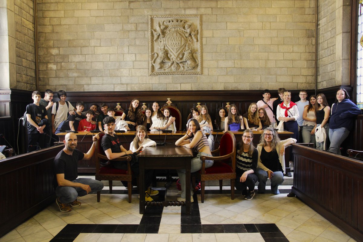 🏫📸 Aquest matí, l'Ajuntament de Girona ha rebut dos grups d'estudiants. 

🌍 Uns vénen d’Ulm (Alemanya) i estan d’intercanvi amb l’Institut Sobrequés. Els altres són d'Àustria i fan l'activitat amb l'Institut Montilivi 👇